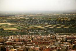 Image du Maroc Professionnelle de  Au premier plan la ville de Béni Mellal au font l'agriculture de la plaine de Tadla, Vendredi 5 Août 2005. (Photo / Abdeljalil Bounhar)